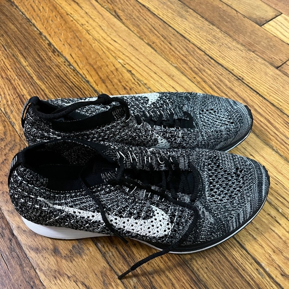 Nike Flyknit Racer Oreo - Picture 2 of 4